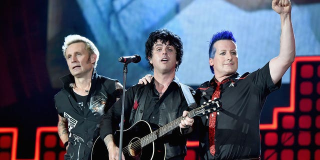 Die Green Day-Mitglieder Mike Dirnt (links), Billie Joe Armstrong (Mitte) und Tre Cool (rechts).