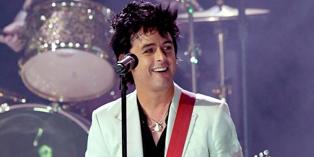 Billy Joe Armstrong von Green Day tritt während der American Music Awards 2019 im Microsoft Theatre am 24. November 2019 in Los Angeles, Kalifornien, auf.