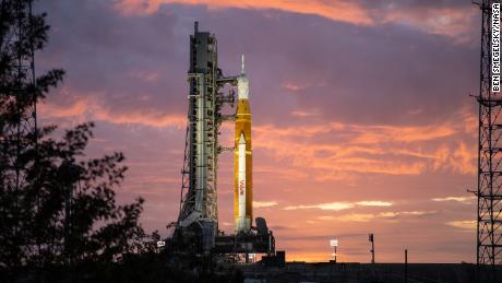 Die NASA bringt die Artemis-Mondrakete vor dem Start in entscheidende Schritte