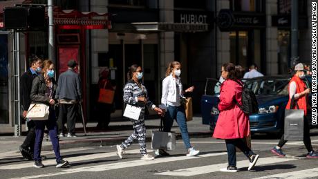 Fußgänger tragen am Mittwoch, den 1. Juni 2022, in San Francisco, Kalifornien, Einkaufstaschen. Das Vertrauen der US-Verbraucher ist laut vorläufigen Daten, die am Freitag von der University of Michigan veröffentlicht wurden, auf ein Allzeittief gesunken. 