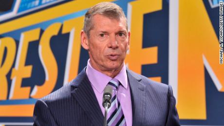 Vince McMahon tritt nach Vorwürfen des Schweigens über Geld als WWE-CEO zurück
