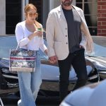 Ben Affleck und Jennifer Lopez schnitten ihre lässigen Charaktere ab, während sie in Beverly Hills nach Autos suchten