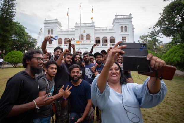 Demonstranten posieren für ein Gruppen-Selfie, während sie das Büro des Premierministers an die Regierungsbehörden zurückgeben.
