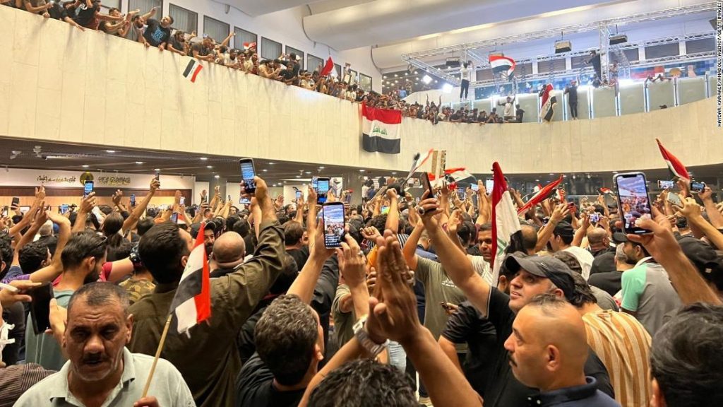 Irakische Demonstranten stürmen das Parlament und prangern die Ernennung eines neuen Premierministers an