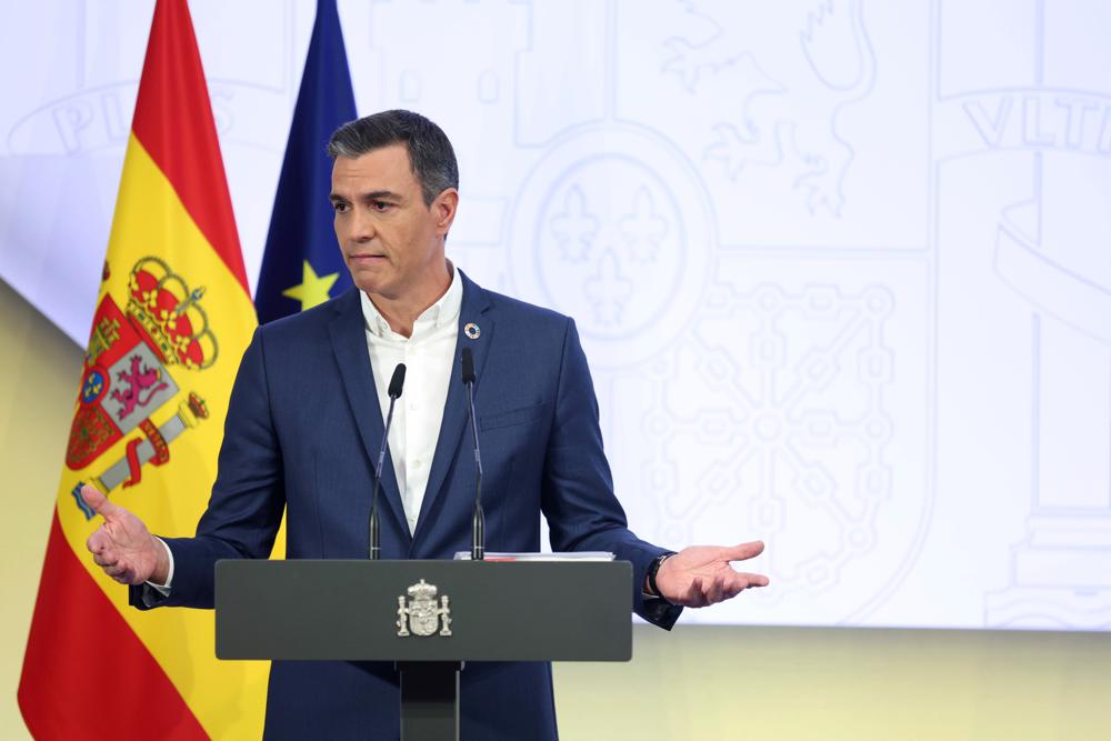 Der spanische Premierminister Sanchez schlägt vor, die Krawatte fallen zu lassen, um Energie zu sparen