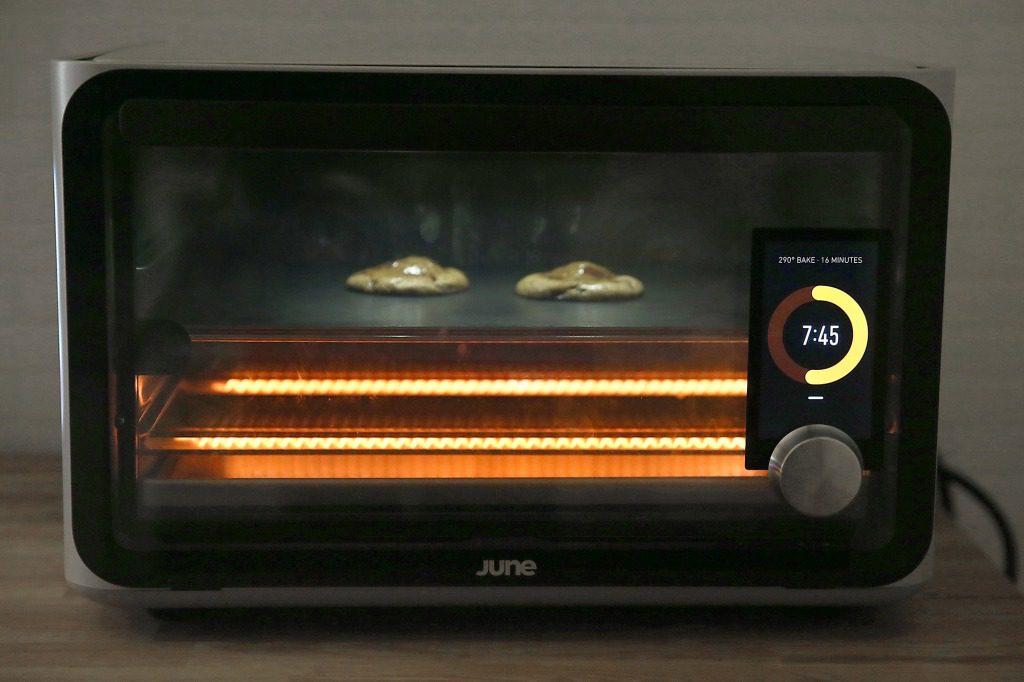 Der June Smart Oven, der etwa 1.000 US-Dollar kostet, funktioniert über Wi-Fi und kann die Lebensmittel erkennen, die Sie kochen.