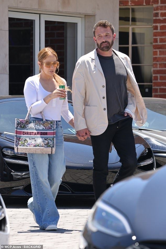 Neue Fahrt: Ben Affleck, 49, und Jennifer Lopez schneiden süße und lässige Charaktere, als sie am Samstag in einem Geschäft in Beverly Hills Luxusautos durchstöbern