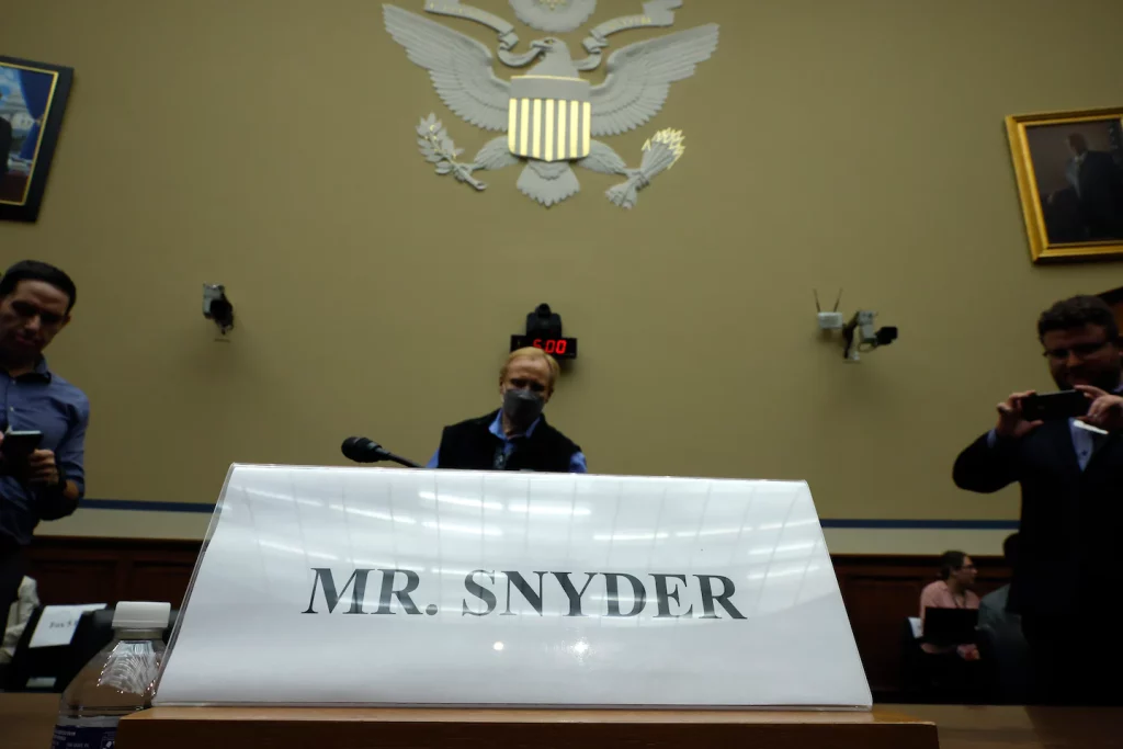 Daniel Snyder nimmt am Donnerstag Fragen des Repräsentantenhausausschusses unter Eid entgegen