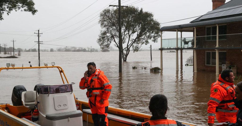 Die Überschwemmungen in Australien verschärfen sich, da Tausende aus ihren Häusern in Sydney fliehen