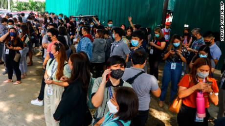 Mitarbeiter wurden nach einem Erdbeben in Quezon City, Philippinen, am 27. Juli evakuiert.