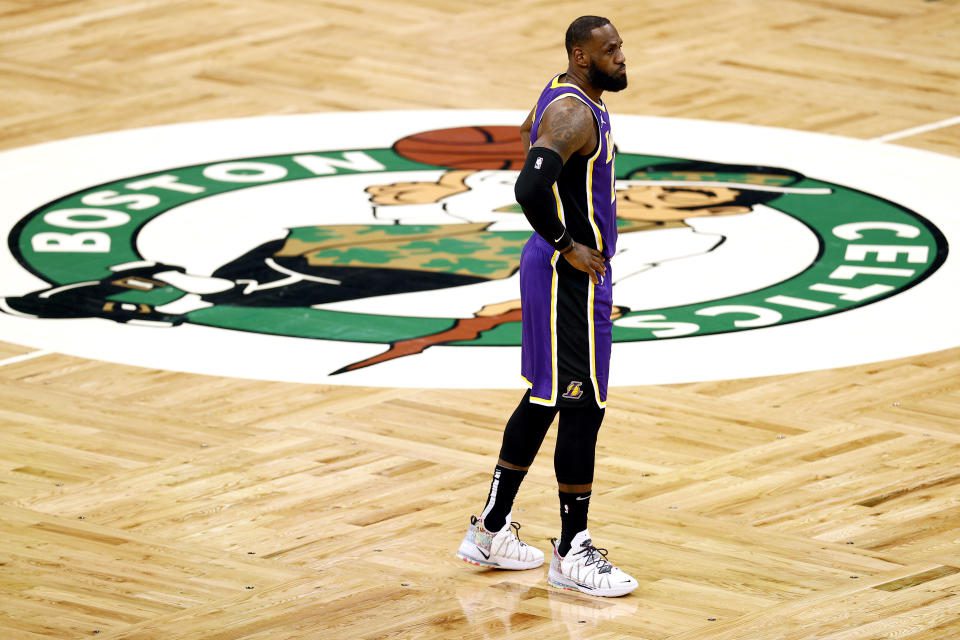 BOSTON, MA – 30. JANUAR: LeBron James #23 der Los Angeles Lakers schaut in der ersten Hälfte eines Spiels gegen die Boston Celtics im TD Garden am 30. Januar 2021 in Boston, Massachusetts zu.  (Foto von Maddy Meyer/Getty Images)