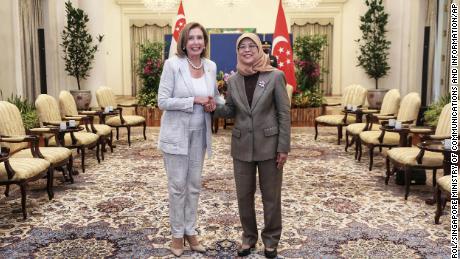 Die Sprecherin des US-Repräsentantenhauses, Nancy Pelosi, links, und die singapurische Präsidentin Halimah Yacoub geben sich am Montag, dem 1. August, im Istana-Präsidentenpalast in Singapur die Hand.