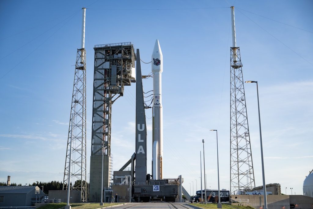 Die Atlas-5-Rakete hebt im Morgengrauen von Cape Canaveral ab - Spaceflight Now