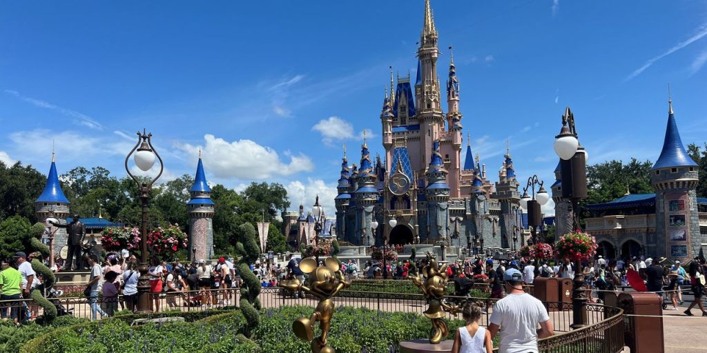 Disney meldet Gewinnsteigerung, senkt langfristige Erwartungen für Disney+-Abonnenten
