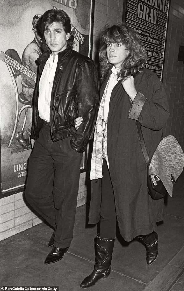 Familie: Der Schauspieler bestritt kürzlich lang anhaltende Gerüchte, dass er eine frostige Beziehung zu seiner Schwester Julia hatte (abgebildet 1985)