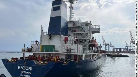 Zum ersten Mal seit Beginn des Krieges verlässt ein Getreideschiff einen großen ukrainischen Hafen