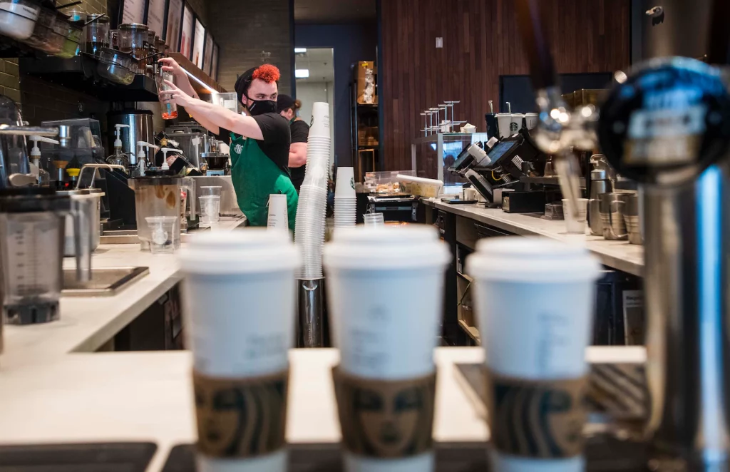 Der Arbeitsrat sagt, Starbucks habe Gehaltserhöhungen von Gewerkschaftsmitarbeitern illegal zurückgehalten