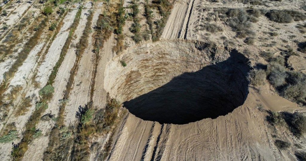 Experten untersuchen einen mysteriösen 200 Fuß tiefen Krater in der Nähe einer Kupfermine in Chile