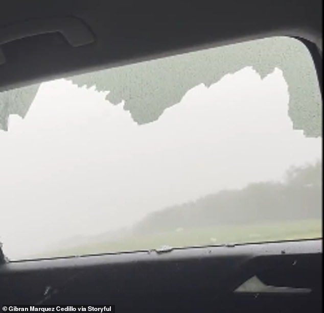 Hagel zerschmetterte Fahrzeugfenster in Alberta, Kanada, als ein Gewitter vorbeizog.  Gibran Marquez hielt die Momente fest, als die Kälte das Auto übermannte, in dem er am Montag unterwegs war