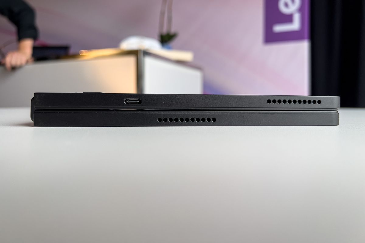 Lenovo ThinkPad X1 Fold von unten gesehen, geschlossen, im Displaybereich.