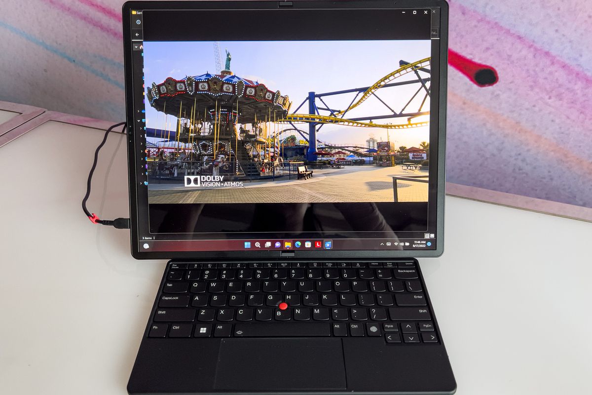 ThinkPad X1 Fold im Tablet-Modus mit Bluetooth-Tastatur im Anzeigebereich.  Der Bildschirm zeigt ein Wirbelbild an.