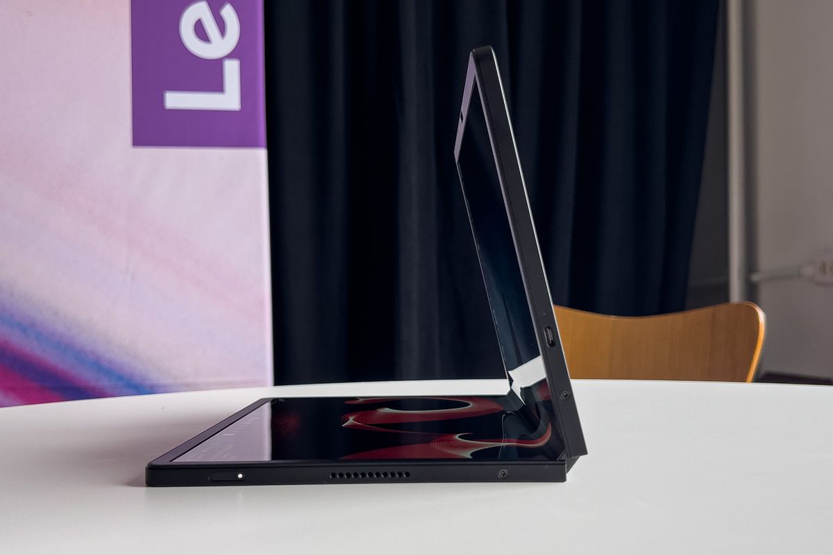 Das ThinkPad X1 Fold ist von der rechten Seite im Displaybereich zu sehen.