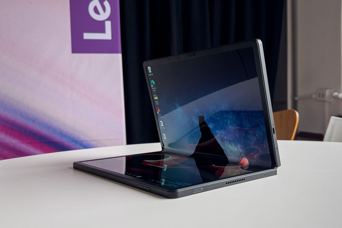 Das ThinkPad X1 Fold lässt sich in der Laptop-Position in der linken Ecke öffnen.  Der Bildschirm zeigt eine pastorale Nachtszene.