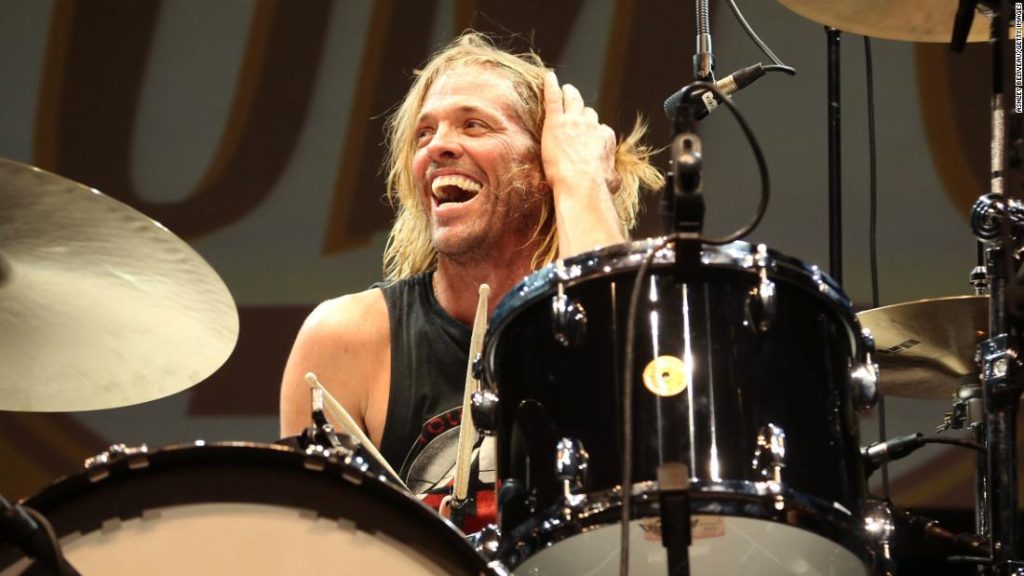 Die Foo Fighters zollen dem Schlagzeuger Taylor Hawkins bei einem Konzert in London Tribut