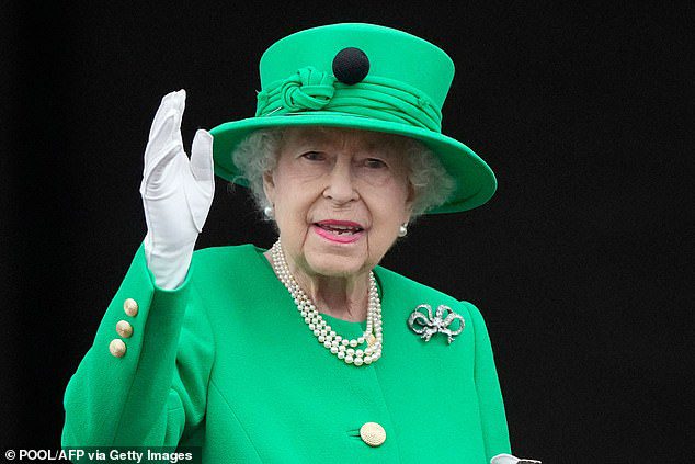 Hommage: Der Drehbuchautor, der auch 2006 „The Queen“ schrieb, nannte „The Crown“ einen „Liebesbrief an sie“, nachdem die Nachricht vom Tod Ihrer Majestät (Bild im Juni) bekannt wurde.