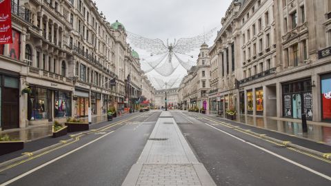 Regent Street in London während einer epidemischen Sperrung.  Der erstklassige Einzelhandelsstandort gehört Crown Estate.