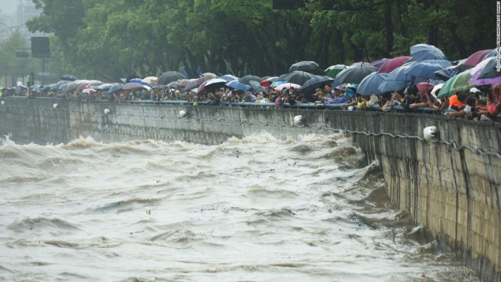 Taifun Muifa trifft auf Land, während sich Millionen Menschen in China auf starken Regen und Überschwemmungen gefasst machen