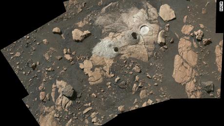 Dieses vom Rover aufgenommene Mosaik zeigt, wo die ausdauernde Probenahme und Erosion von Gesteinen, die NASA-Wissenschaftler Wildcat Ridge genannt haben.