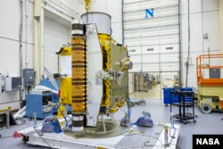 Mitglieder des DART-Teams inspizieren das Raumfahrzeug sorgfältig vor den Vibrationstests im Juli 2021 (Bildnachweis: NASA/Johns Hopkins APL/Ed Whitman)