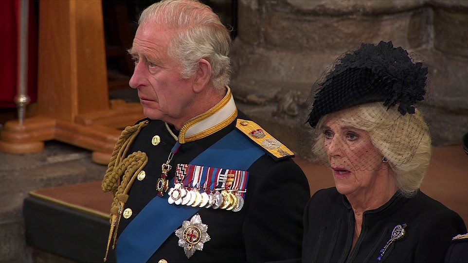 Der neue König weinte, als er sich am Montagnachmittag in der St. George's Chapel in Windsor von seiner Mutter verabschiedete