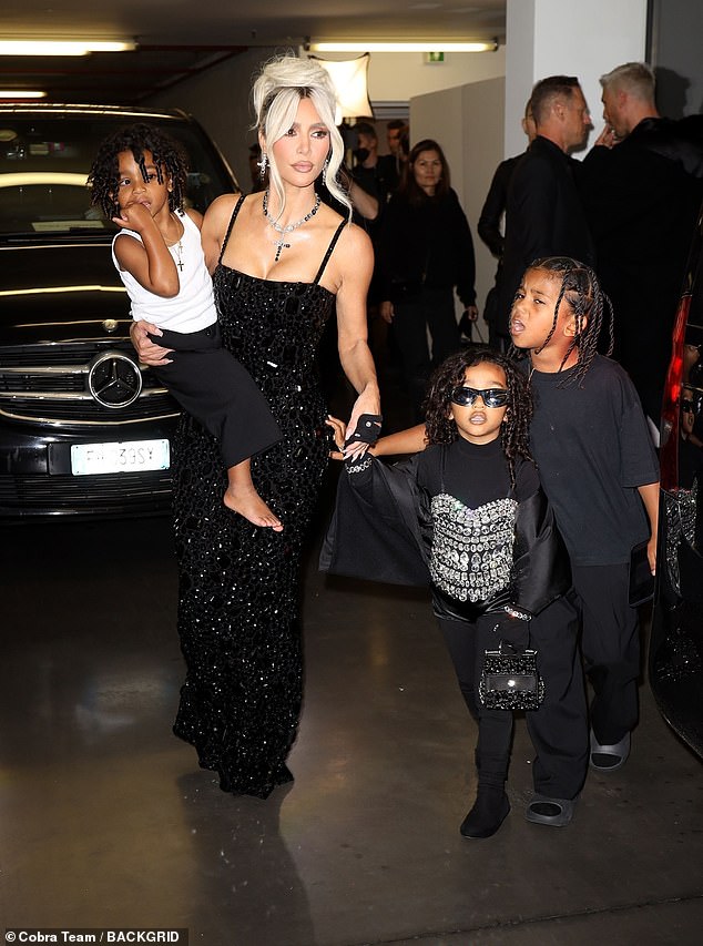 Kim Kardashian, 42, war die glamouröse Mutter aller Zeiten, als sie die Show von Dolce & Gabbanas Zusammenarbeit mit den Kindern Saint, 6, Chicago, 4, und Psalm, 3, während der Mailänder Modewoche verließ.