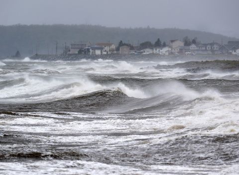 Die Wellen trafen die Ufer der Ostpassage in Nova Scotia, wo Fiona am Samstag landete.