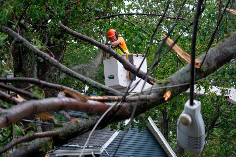Ein Arbeiter entfernt am Samstag in Halifax, Nova Scotia, umgestürzte Bäume und umgestürzte Kabel.