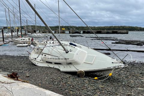 Ein Segelboot liegt am Samstag in Sherwater, Nova Scotia, am Strand.