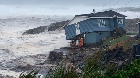 Ein Haus kämpft am Samstag in Port-au-Baskenland, Neufundland und Labrador gegen starke Winde, die durch den Tropensturm Fiona verursacht wurden.