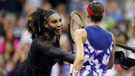 Serena Williams schüttelt Ajla Tomljanovic nach einem Damen-Einzelspiel bei den US Open 2022, Freitag, 2. September 2022 in Flushing, New York, die Hand. 