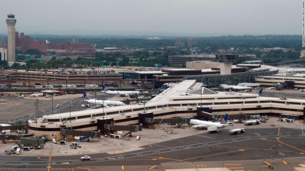 Ein Flug der United Airlines notlandete am Flughafen Newark in New Jersey, nachdem er den Atlantik überflogen hatte