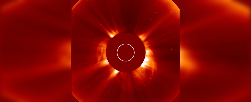 Eine gewaltige Sonnenexplosion ist gerade auf der anderen Seite der Sonne ausgebrochen: ScienceAlert