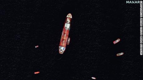 Satellitenbilder zeigen das beschädigte und teilweise untergetauchte Frachtschiff OS 35 vor der Küste von Gibraltar. 