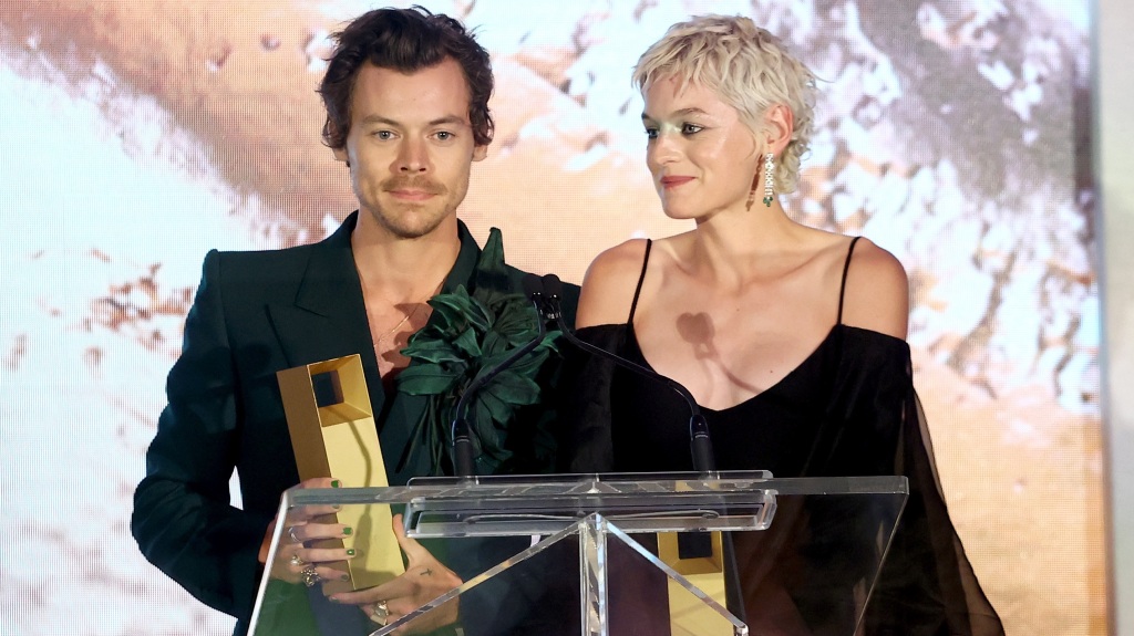 Harry Styles erhält seinen ersten Schauspielpreis der Oscar-Staffel