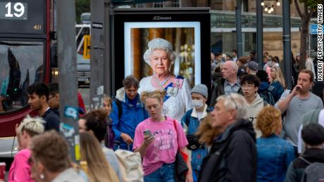 Krankenhaustermine, Flüge und Hotels werden abgesagt, während Großbritannien sich damit auseinandersetzt, wie es die Königin ehren soll
