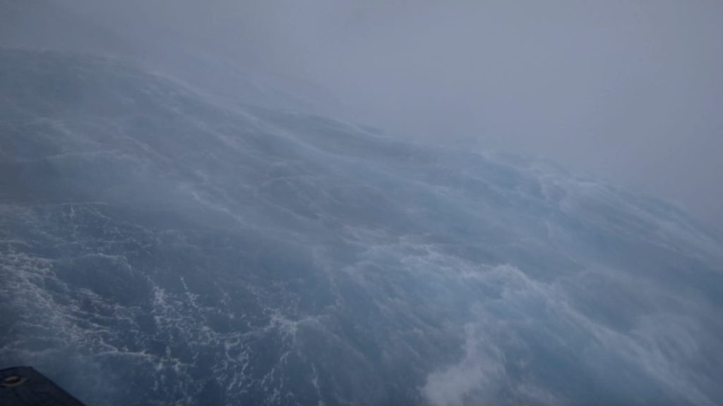Sehen Sie sich Surfaufnahmen von Hurrikan Fiona von der Spitze einer 50-Fuß-Welle an