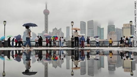 Regen fiel im Bund in Shanghai, als sich der Taifun Muifa am 13. September 2022 näherte. 