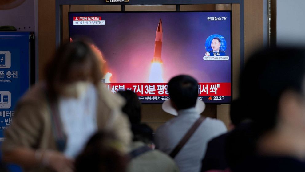 Foto: Ein Fernsehbildschirm, der eine Nachrichtensendung zeigt, die über einen nordkoreanischen Raketenstart mit Dateibildern spricht, gesehen am Bahnhof Seoul in Seoul, Südkorea, 1. Oktober 2022. 