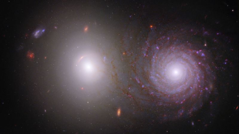 Ein Galaxienpaar leuchtet in einem neuen Bild von Webb, den Hubble-Teleskopen