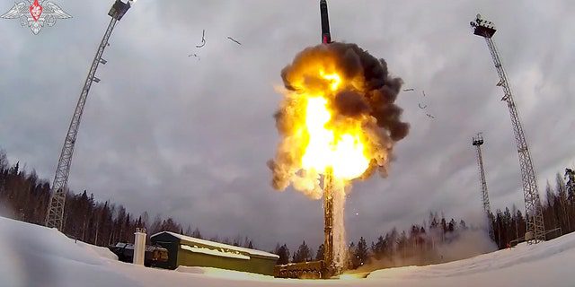 Dieses Bild stammt aus einem Video, das vom Pressedienst des russischen Verteidigungsministeriums am 19. Februar 2022 bereitgestellt wurde und die Yars ICBM zeigt.